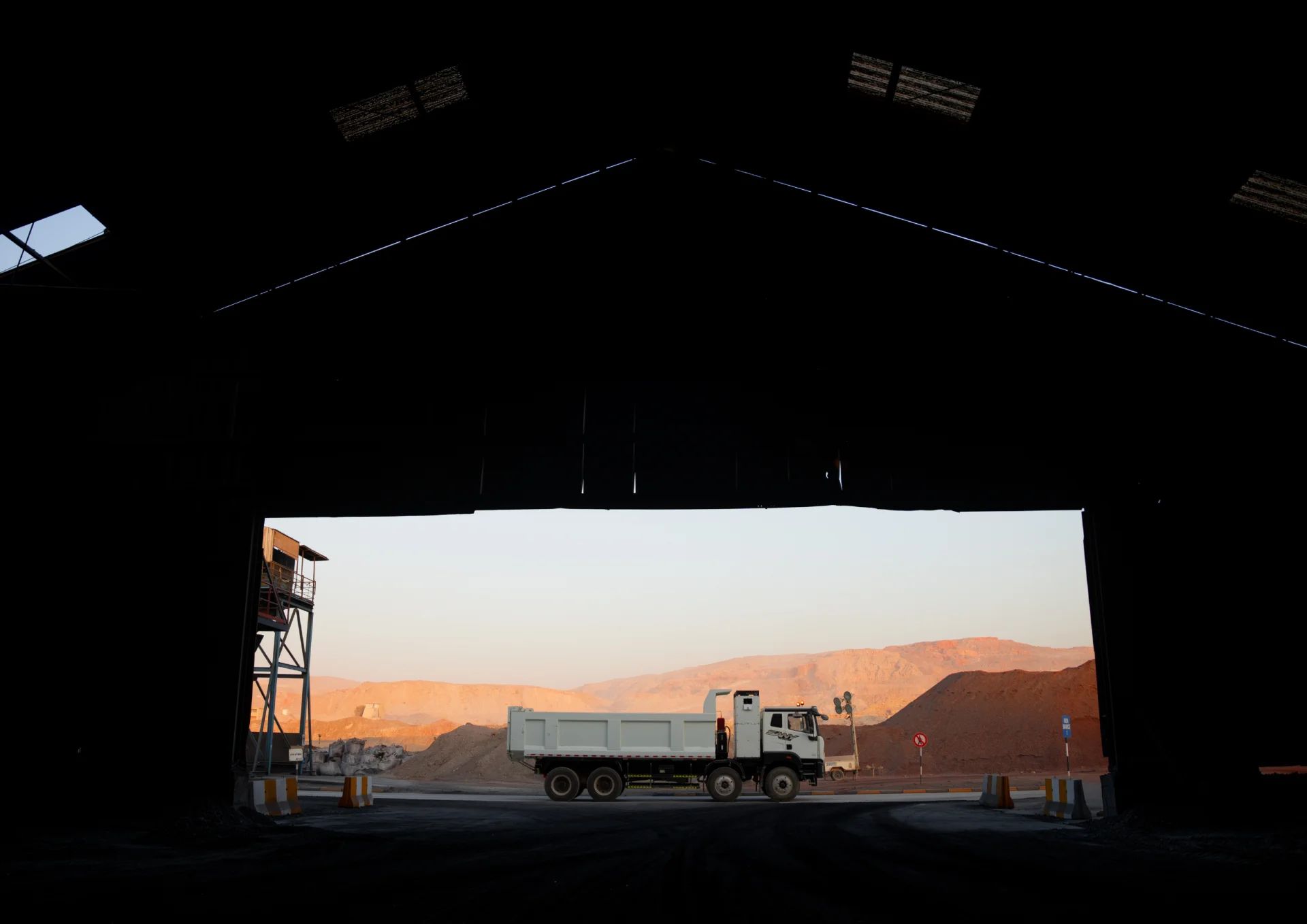 Sany 8x4 Electric Tipper – slide 1